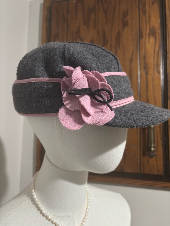 Stormy Kromer Accessories - Gray Wool Woman's Cap with Pink Flower Trim